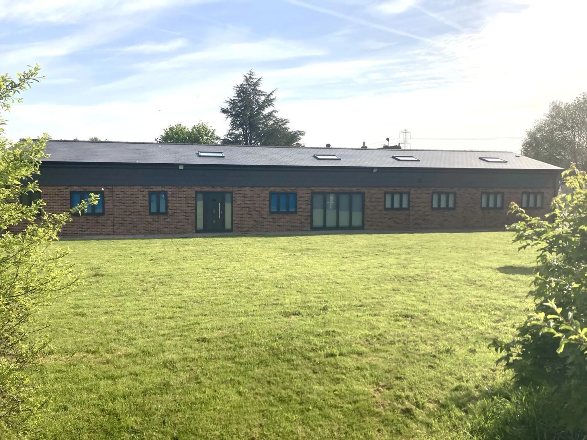https://mr0.homeflow-assets.co.uk/files/photo/image/47762/1393/_x_/55593161.jpg