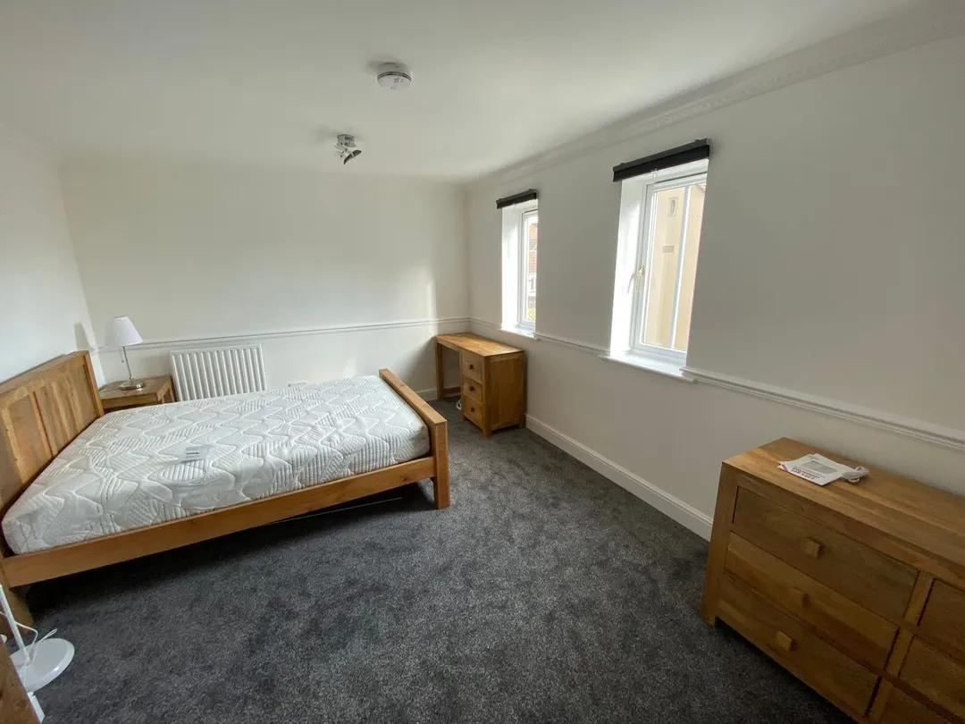https://mr0.homeflow-assets.co.uk/files/photo/image/47762/1800/_x_/40250149.jpg