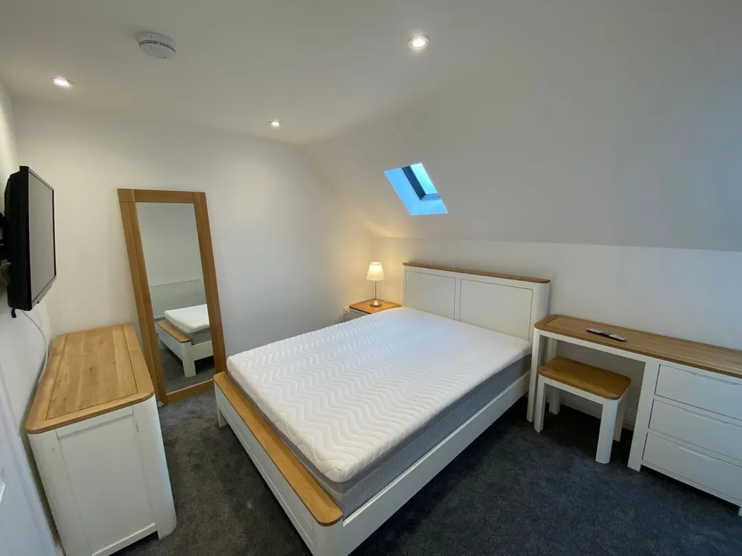 https://mr0.homeflow-assets.co.uk/files/photo/image/47762/1810/_x_/40250449.jpg