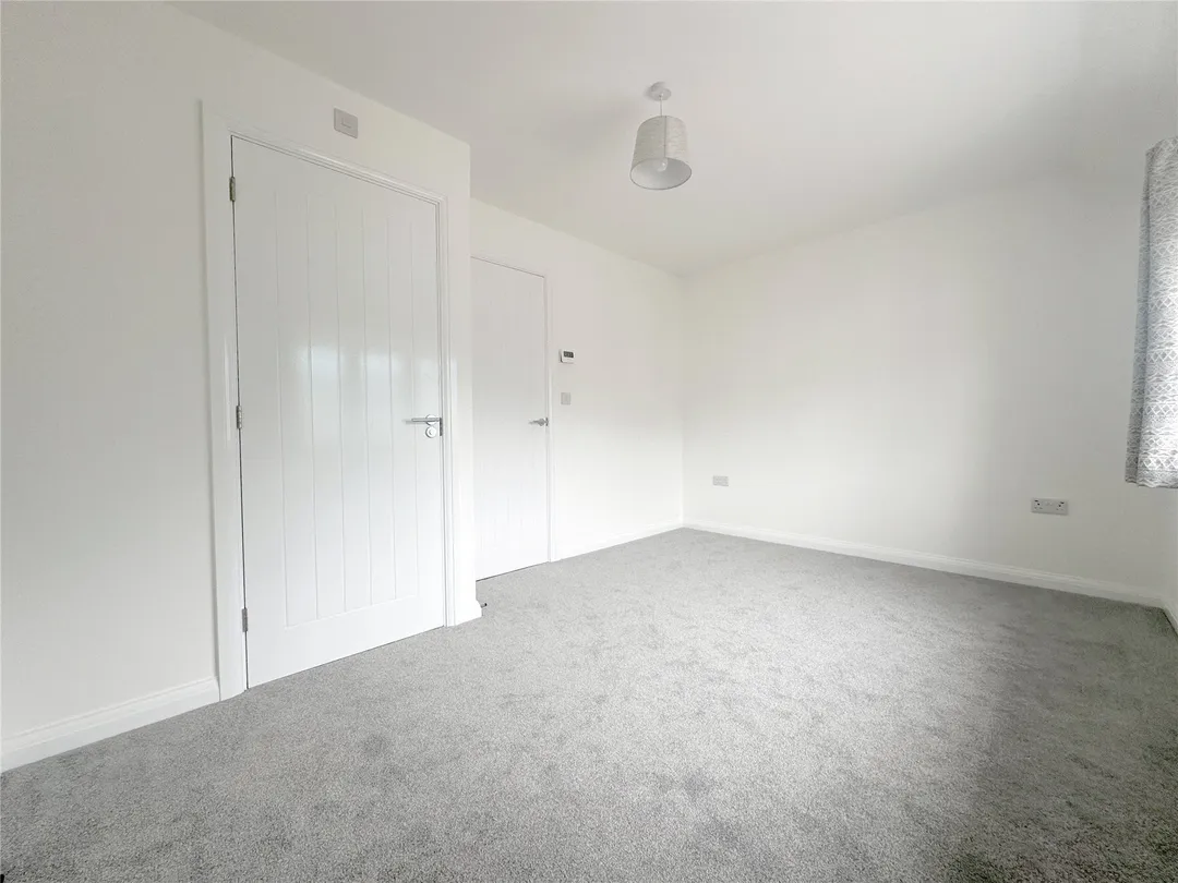 https://mr0.homeflow-assets.co.uk/files/photo/image/47762/4590/_x_/OCL240051_06.jpg