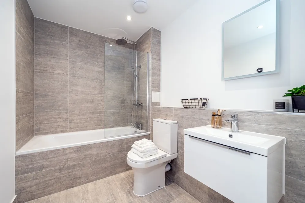 1 Lakeside Close Staines-upon-thames TW18 photo 5