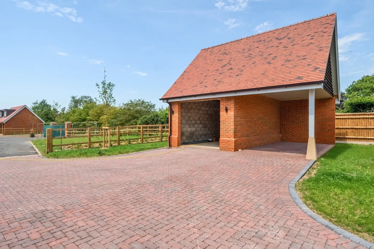 Harvest Hill Bourne End SL8 photo 19