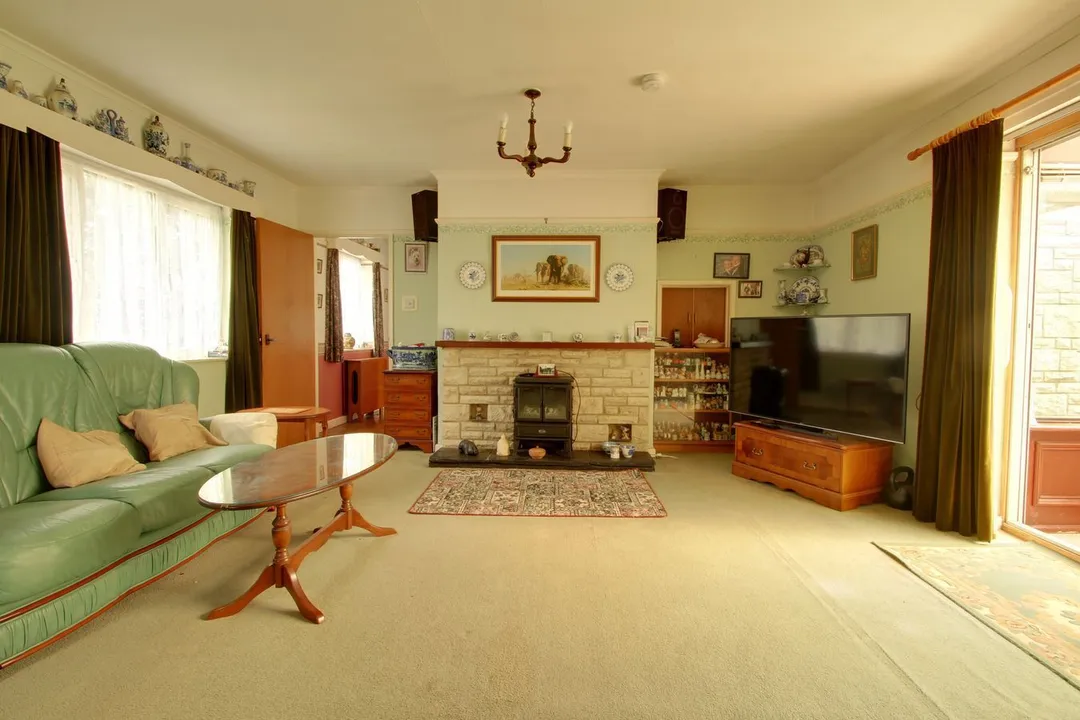 https://mr0.homeflow-assets.co.uk/files/photo/image/47764/7454/_x_/52488001.jpg