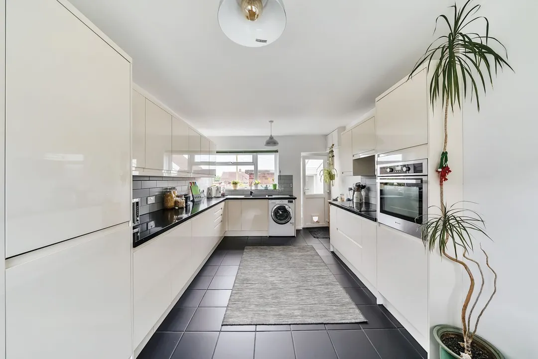 https://mr0.homeflow-assets.co.uk/files/photo/image/47764/8680/_x_/42625557.jpg