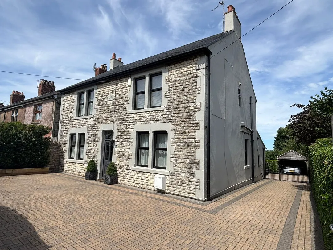 https://mr0.homeflow-assets.co.uk/files/photo/image/47765/4663/_x_/58105795.jpg