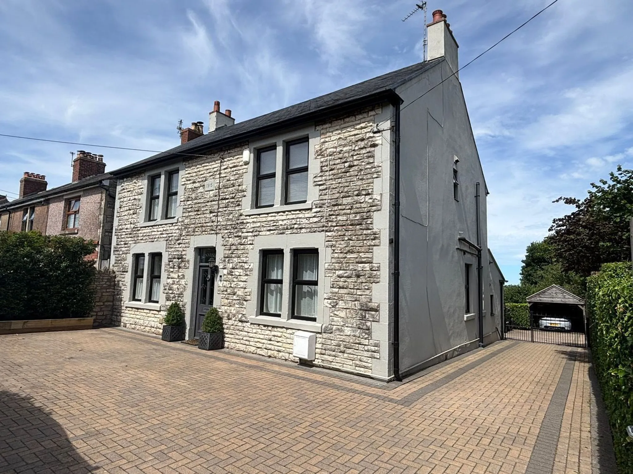 https://mr0.homeflow-assets.co.uk/files/photo/image/47765/4663/_x_/58105795.jpg