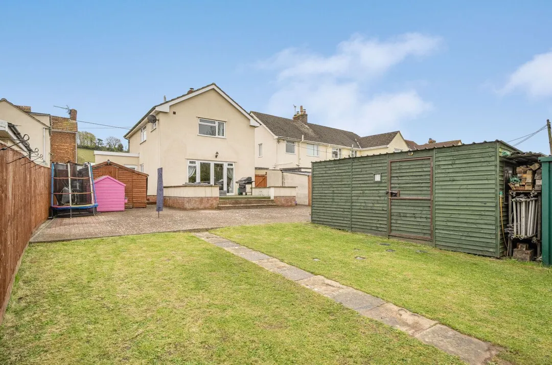 https://mr0.homeflow-assets.co.uk/files/photo/image/47766/8581/_x_/55570612.jpg