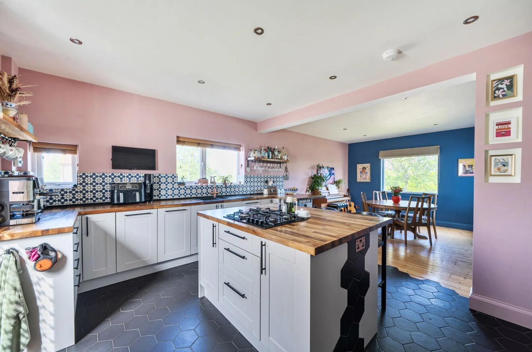 https://mr0.homeflow-assets.co.uk/files/photo/image/47767/4049/_x_/56212693.jpg