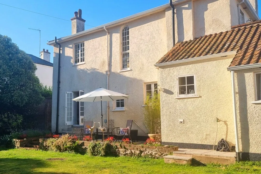 https://mr0.homeflow-assets.co.uk/files/photo/image/47768/0124/_x_/TOP260049_28.jpg