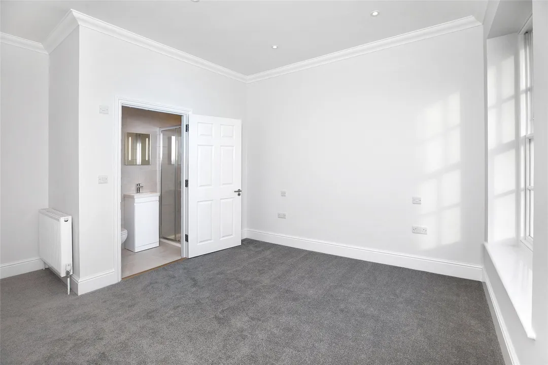https://mr0.homeflow-assets.co.uk/files/photo/image/47768/2010/_x_/OCL230004_07.jpg