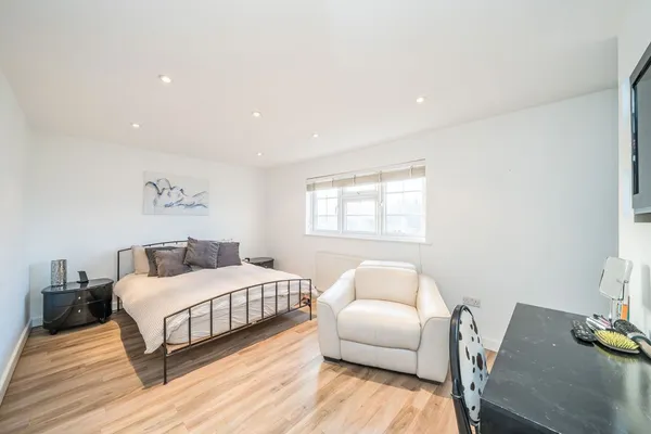 Gloucester Drive, Staines-Upon-Thames, TW18 photo 5