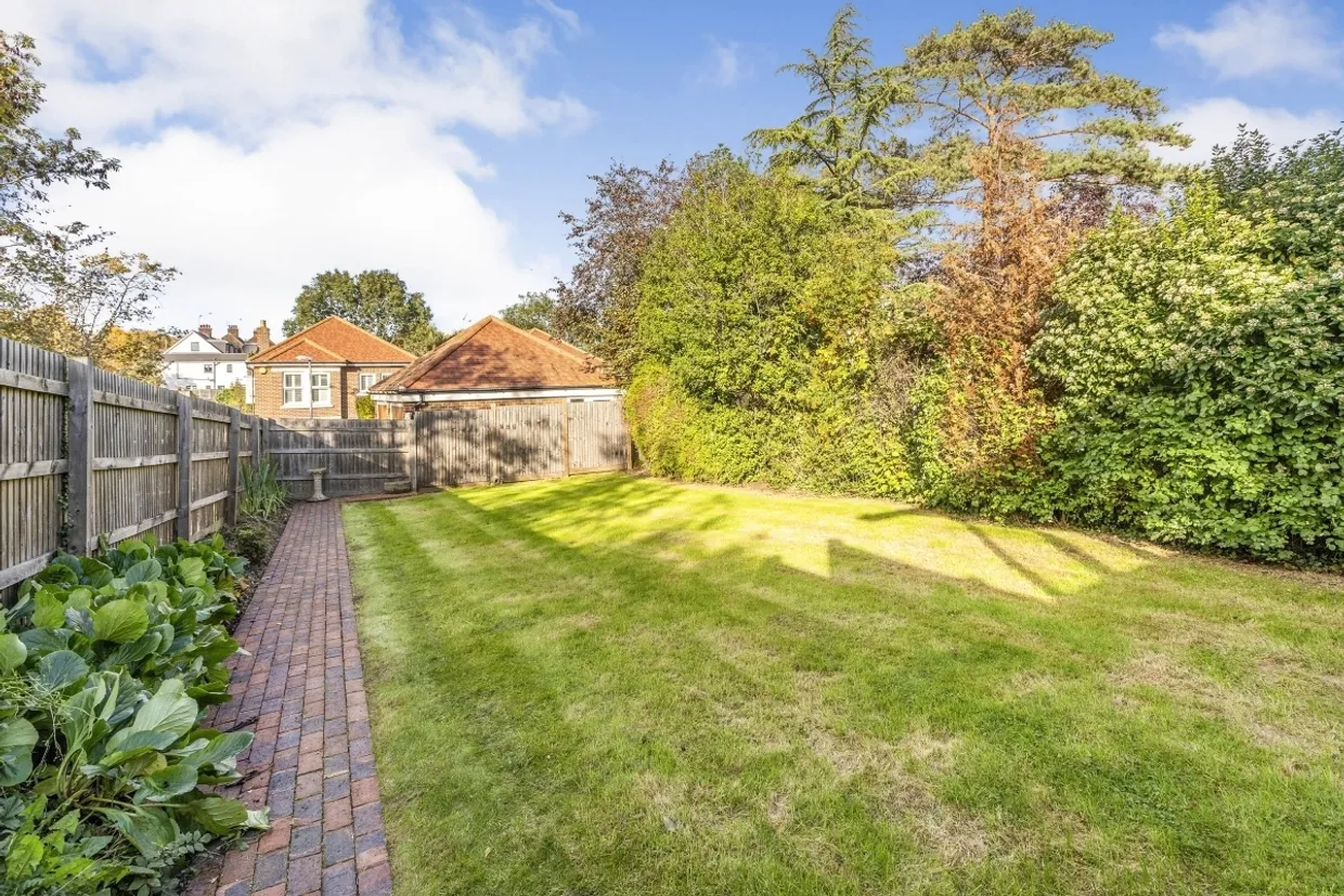 Hemington Avenue Barnet N11 photo 2