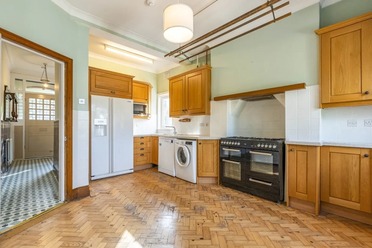 Hemington Avenue Barnet N11 photo 6