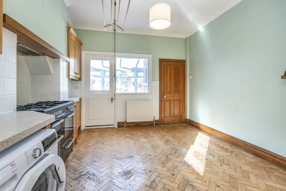 Hemington Avenue Barnet N11 photo 7