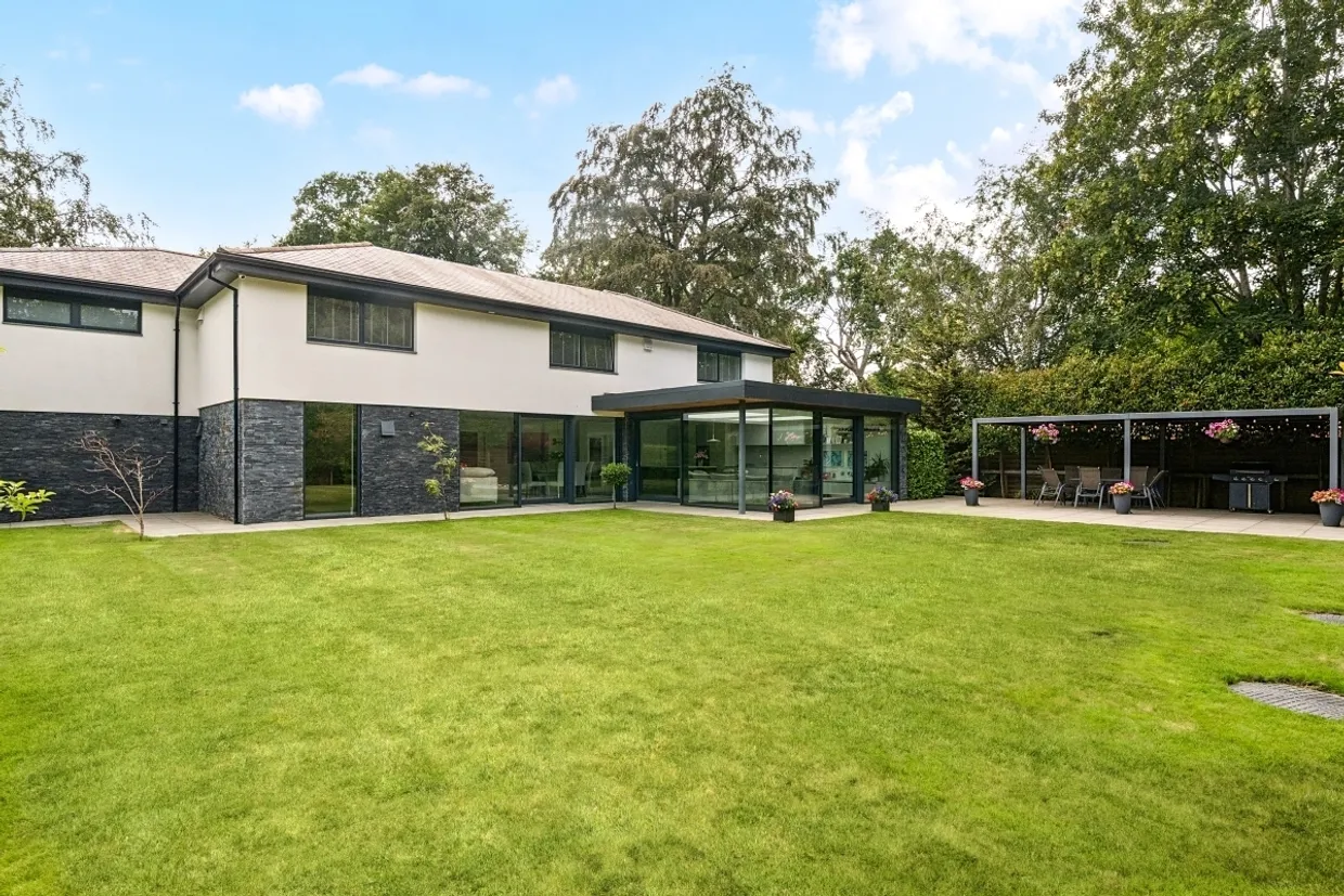 Old Avenue Close West Byfleet KT14 photo 5