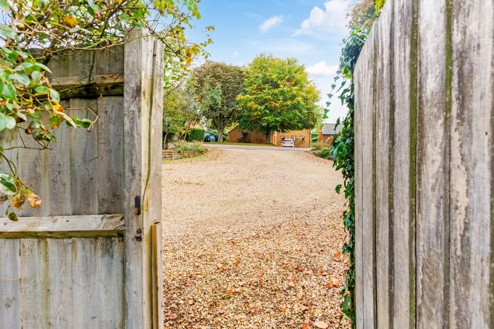 Wroxton Lane Horley OX15 photo 17