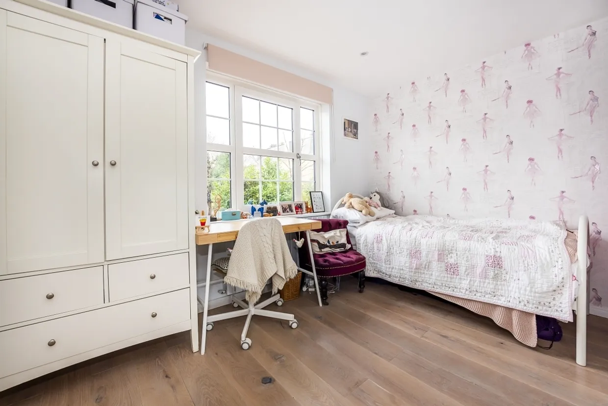 Thaxted Place London SW20 photo 8