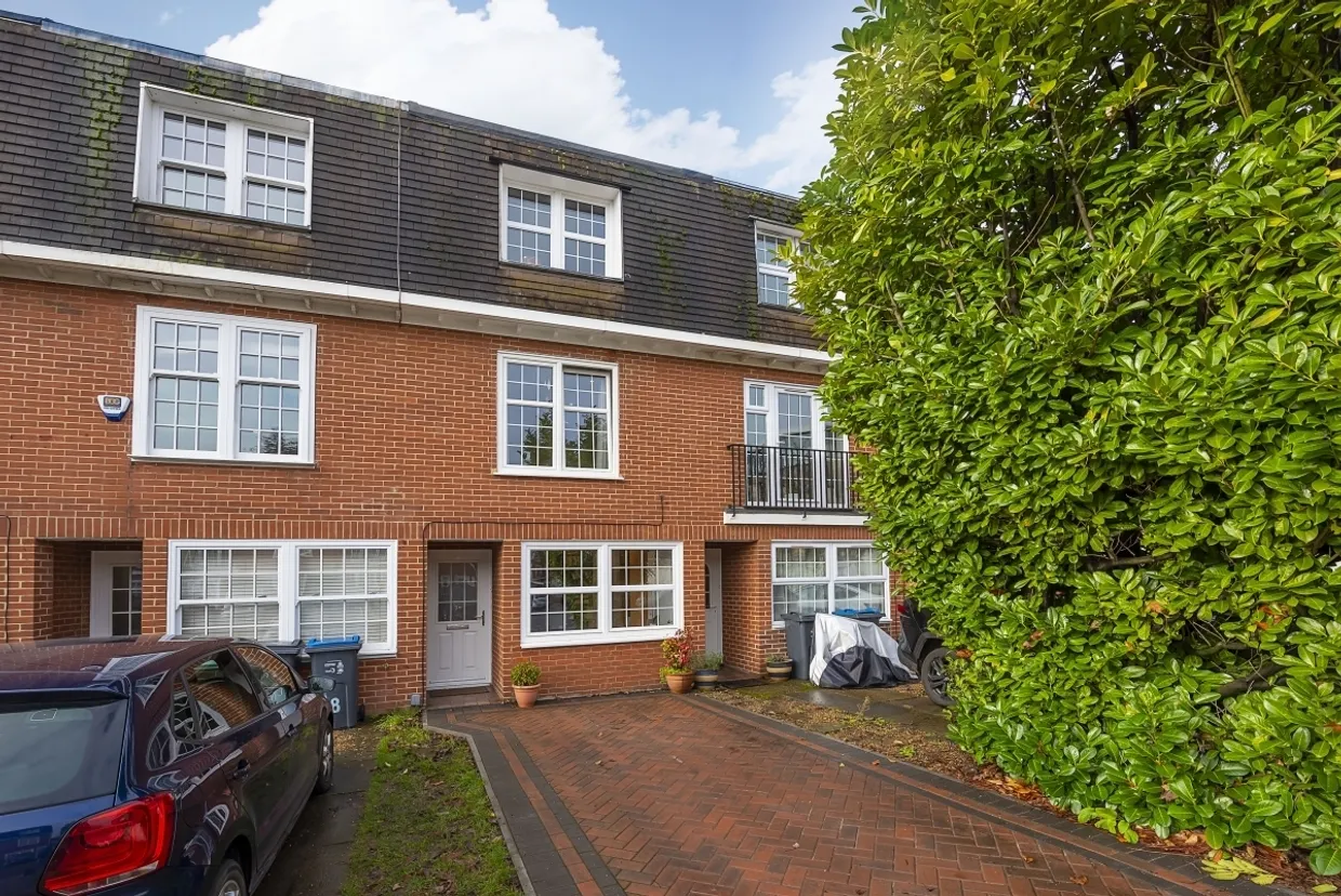 Thaxted Place London SW20 photo 17