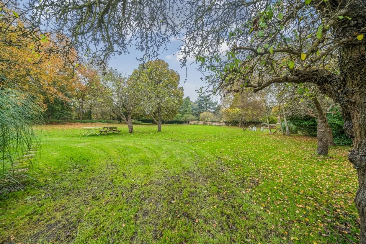 Woburn Hill Park Addlestone KT15 photo 19
