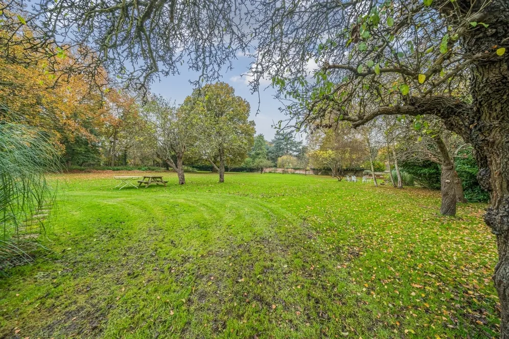 Woburn Hill Park Addlestone KT15 photo 19