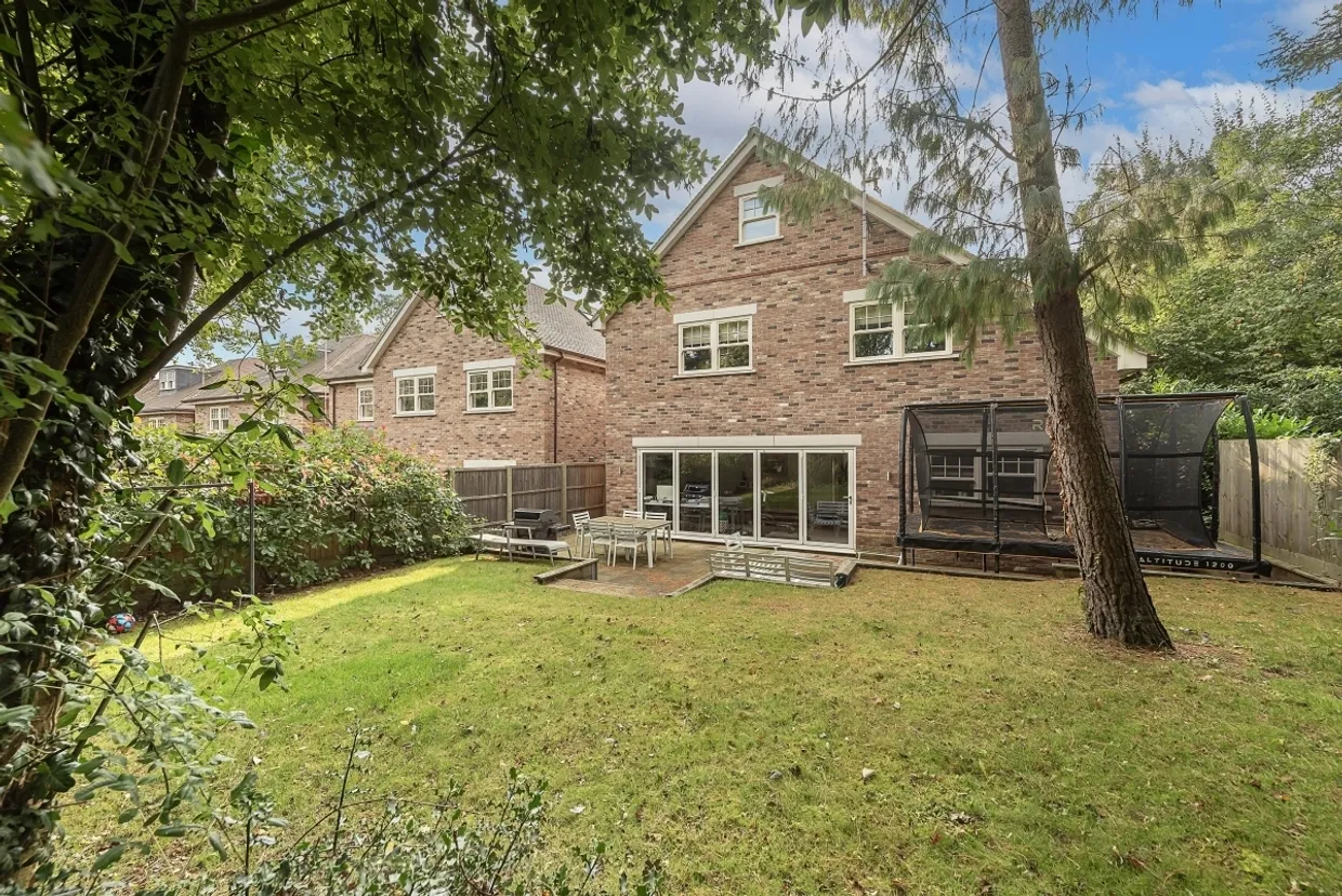 Walnut Close Harpenden AL5 photo 5