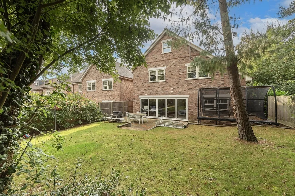 Walnut Close Harpenden AL5 photo 5