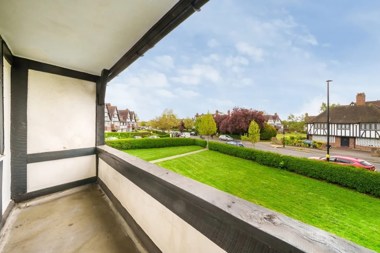 Queens Drive London W3 photo 17