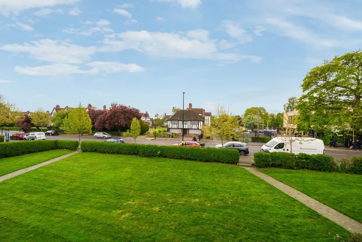 Queens Drive London W3 photo 18