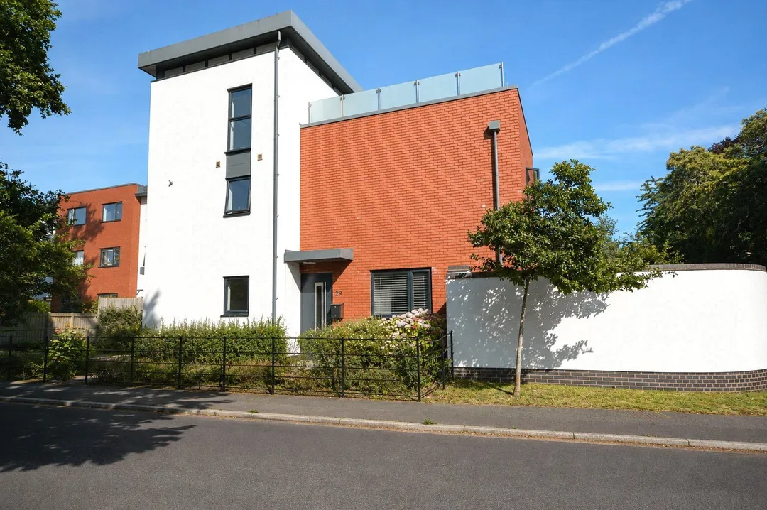 https://mr0.homeflow-assets.co.uk/files/photo/image/47769/3320/_x_/OCL260041_01.jpg