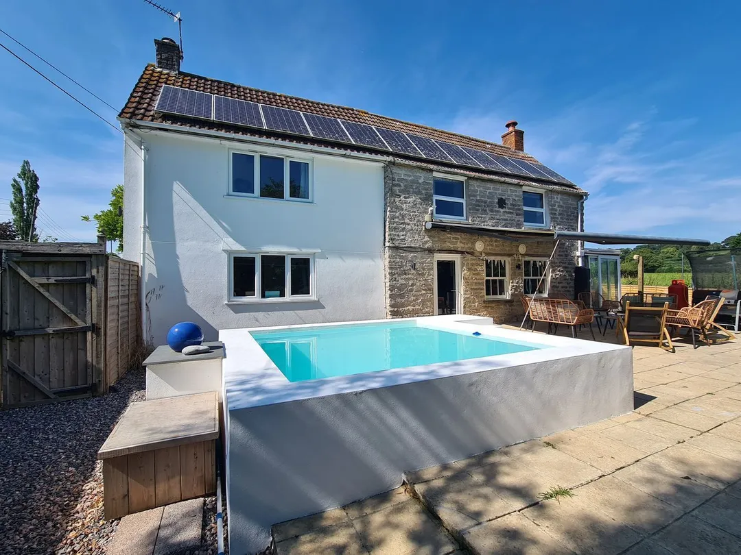 https://mr0.homeflow-assets.co.uk/files/photo/image/47769/4259/_x_/44045315.jpg