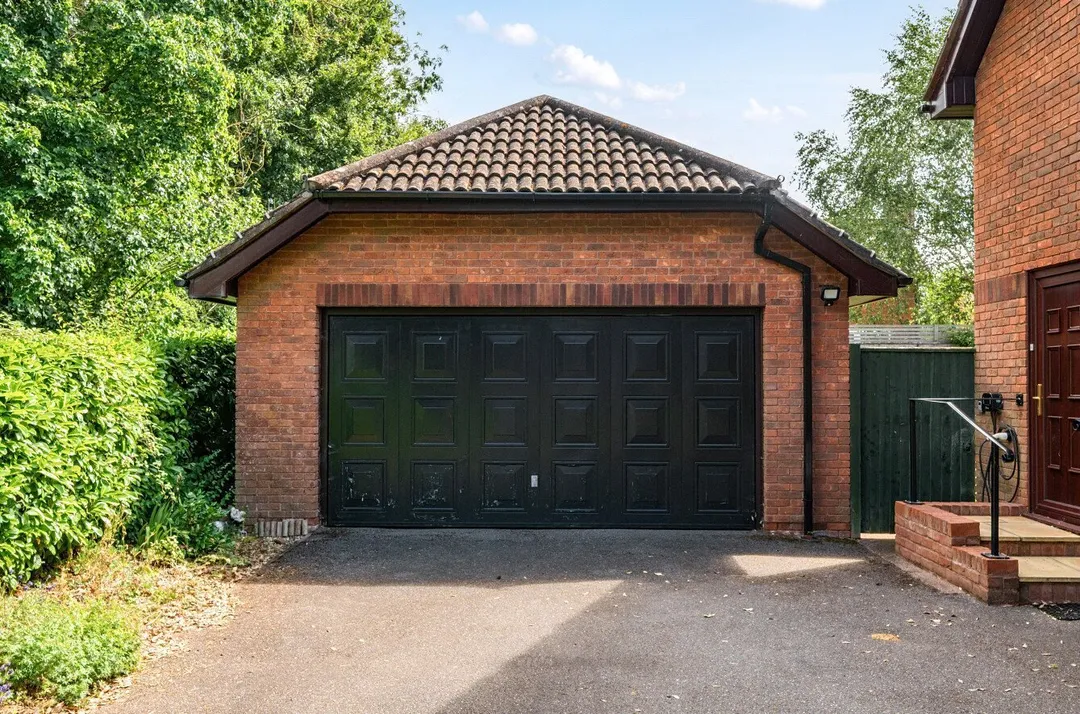 https://mr0.homeflow-assets.co.uk/files/photo/image/47769/5748/_x_/TOP260159_13.jpg