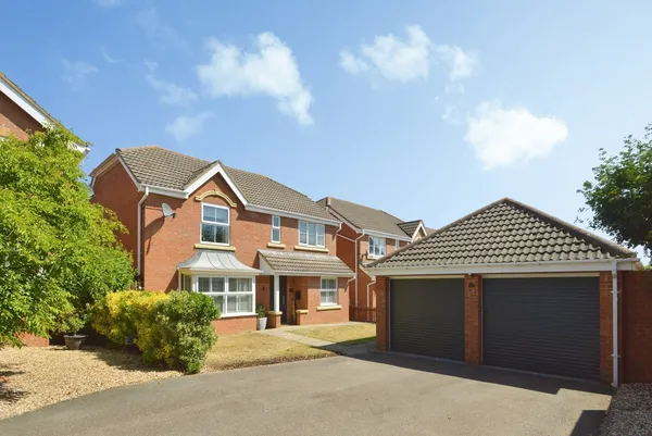 Kingshill Drive, Deanshanger, Milton ...