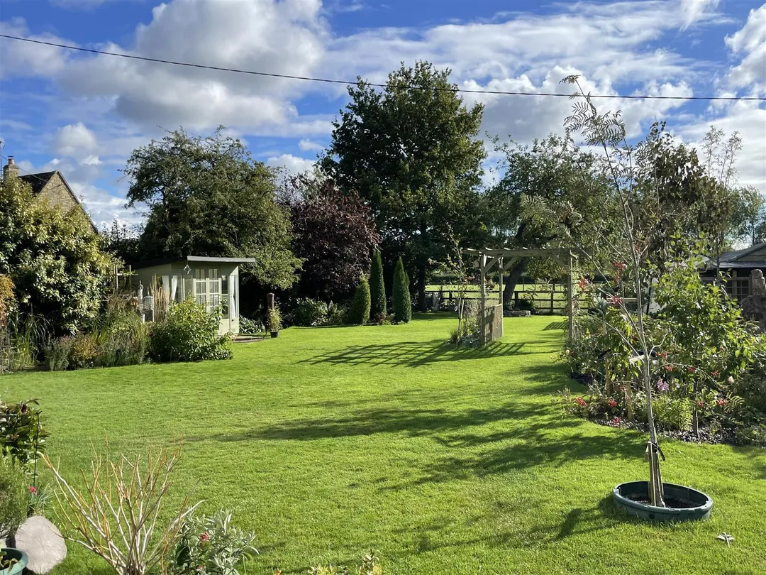 https://mr0.homeflow-assets.co.uk/files/photo/image/47770/2644/_x_/hV5MYd9qdkWq2h5YamUVcQ.jpg