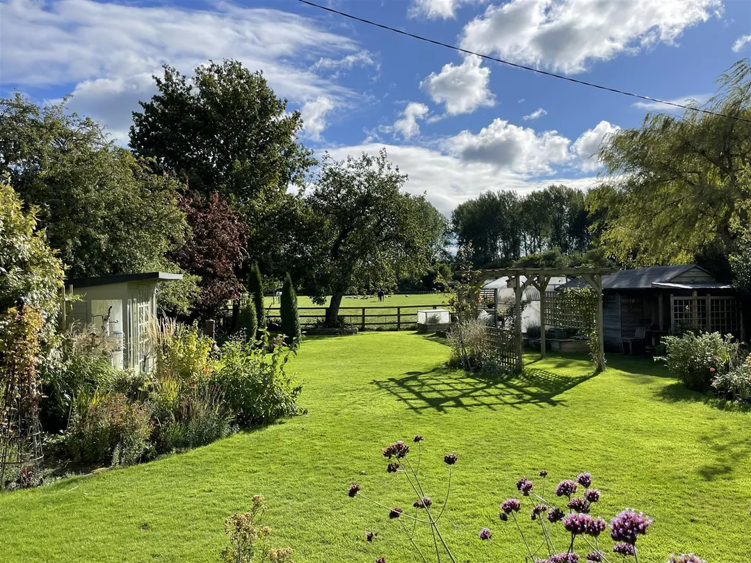 https://mr0.homeflow-assets.co.uk/files/photo/image/47770/2657/_x_/v32fs22iuEOAPN-Dh7_TbQ.jpg