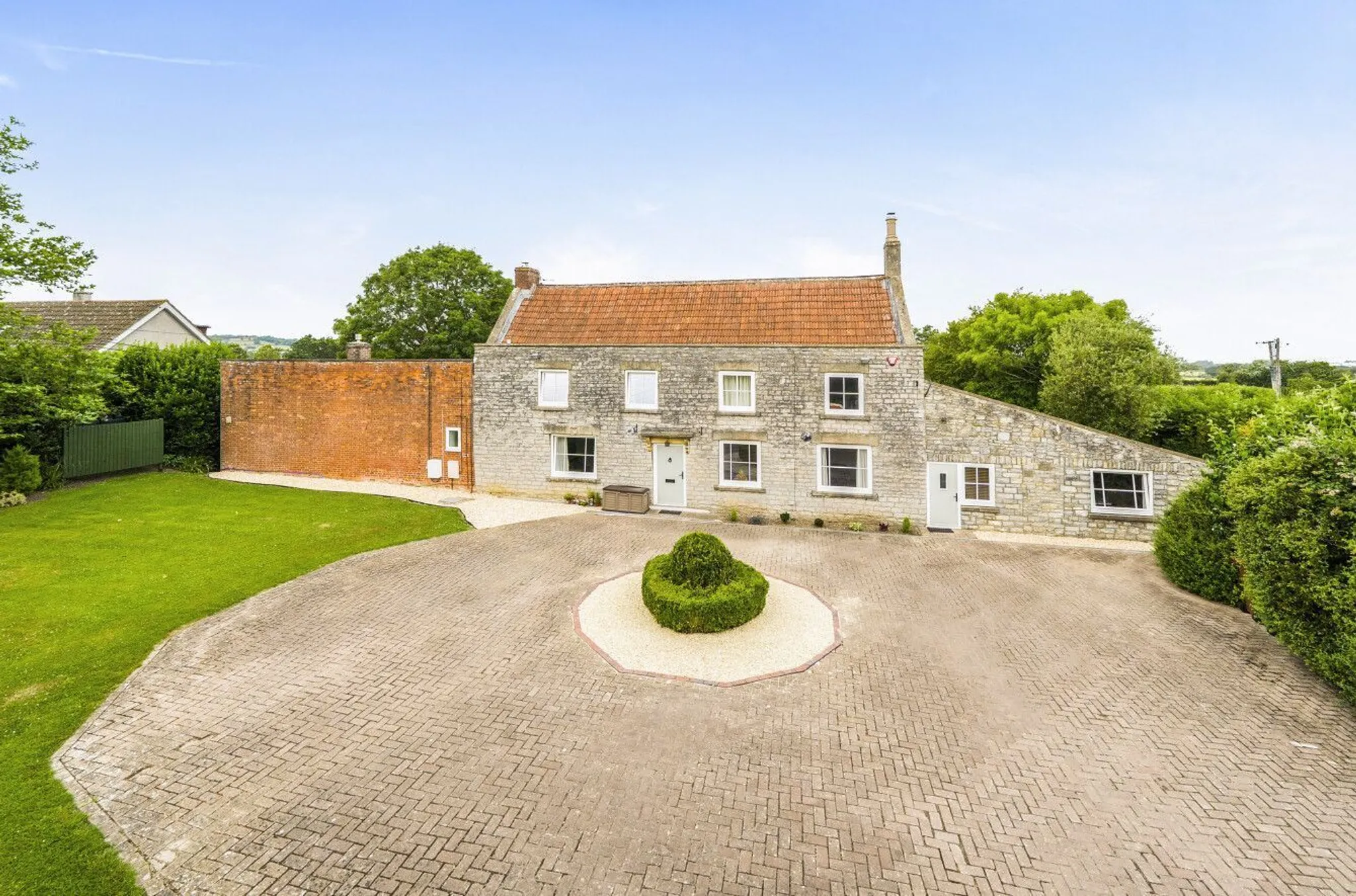 https://mr0.homeflow-assets.co.uk/files/photo/image/47771/0659/_x_/58154679.jpg