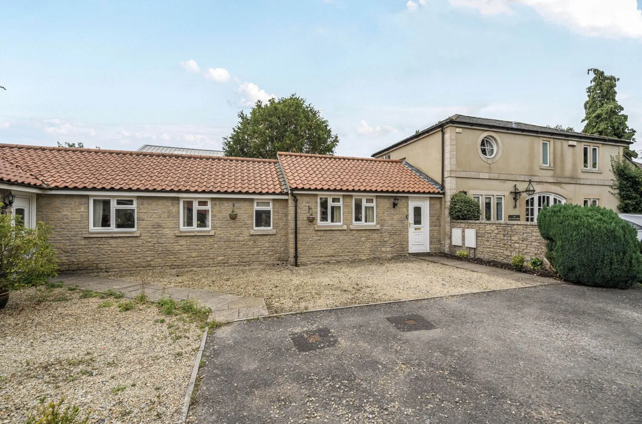 https://mr0.homeflow-assets.co.uk/files/photo/image/47771/3912/_x_/50497458.jpg