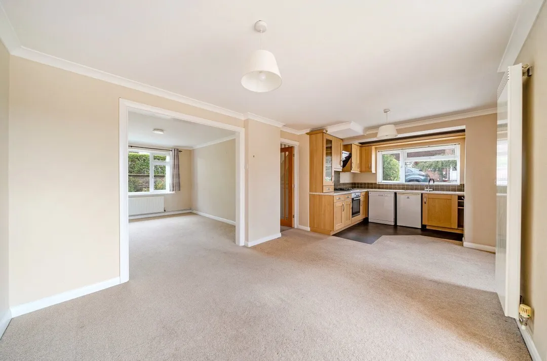 https://mr0.homeflow-assets.co.uk/files/photo/image/47772/2666/_x_/TOP260173_07.jpg