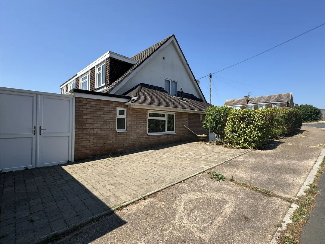 https://mr0.homeflow-assets.co.uk/files/photo/image/47772/2717/_x_/TOP260173_39.jpg