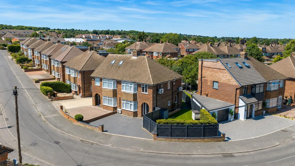 Sundown Avenue, Dunstable, Bedfordshire, LU5 4AJ