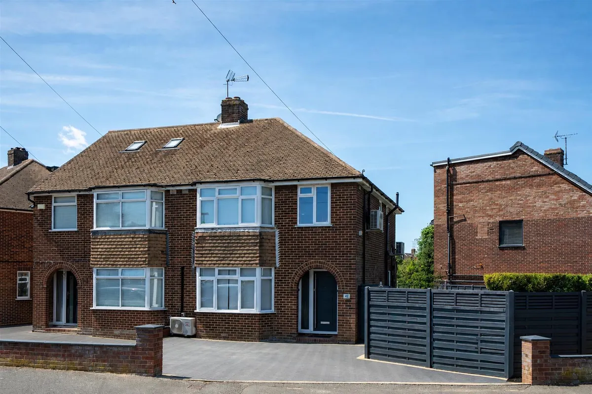 Sundown Avenue, Dunstable, Bedfordshire, LU5 4AJ