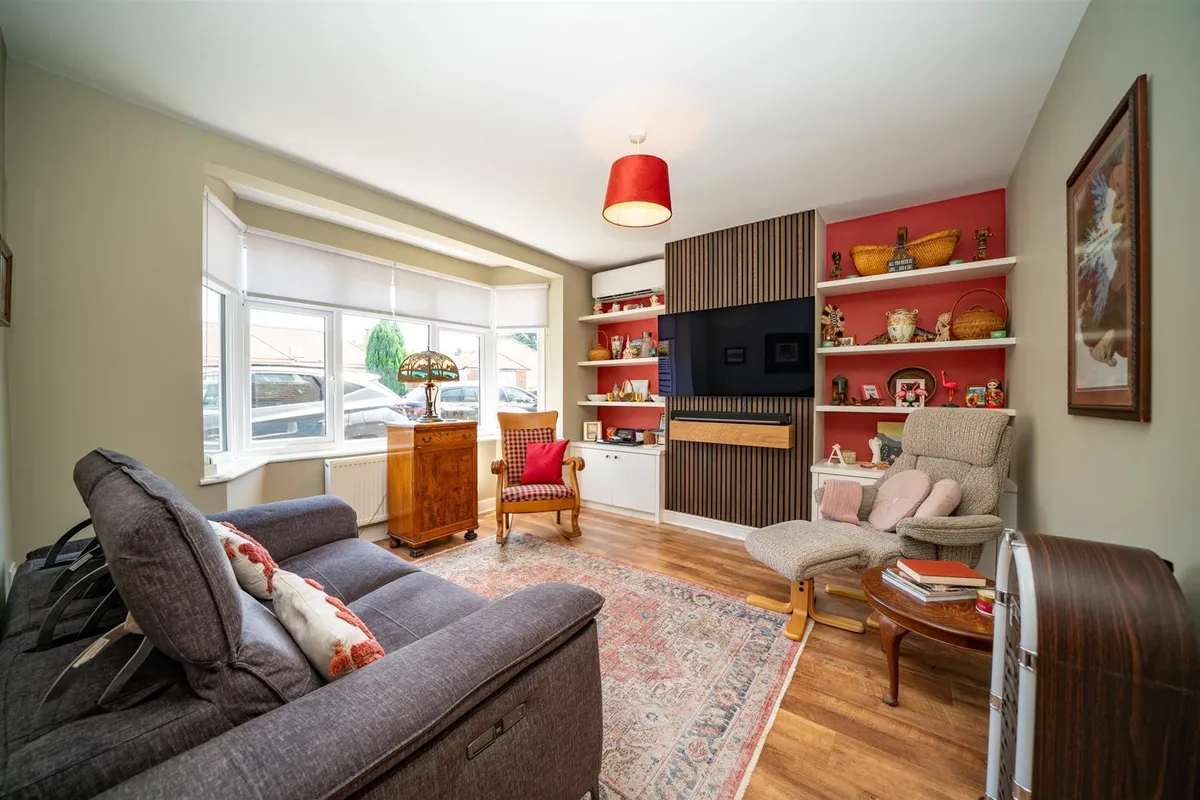 Sundown Avenue, Dunstable, Bedfordshire, LU5 4AJ
