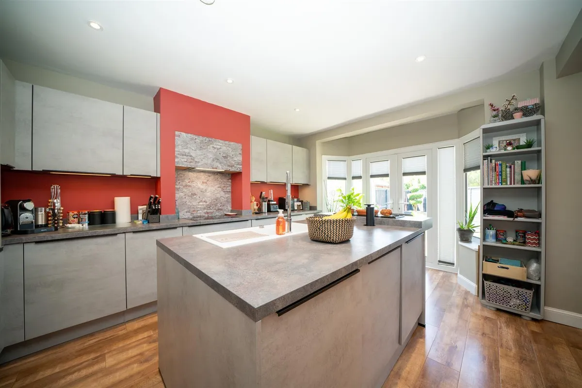 Sundown Avenue, Dunstable, Bedfordshire, LU5 4AJ