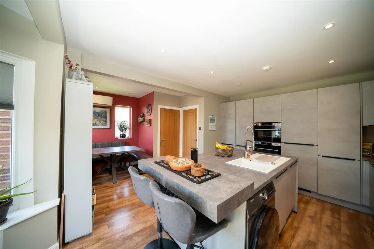 Sundown Avenue, Dunstable, Bedfordshire, LU5 4AJ