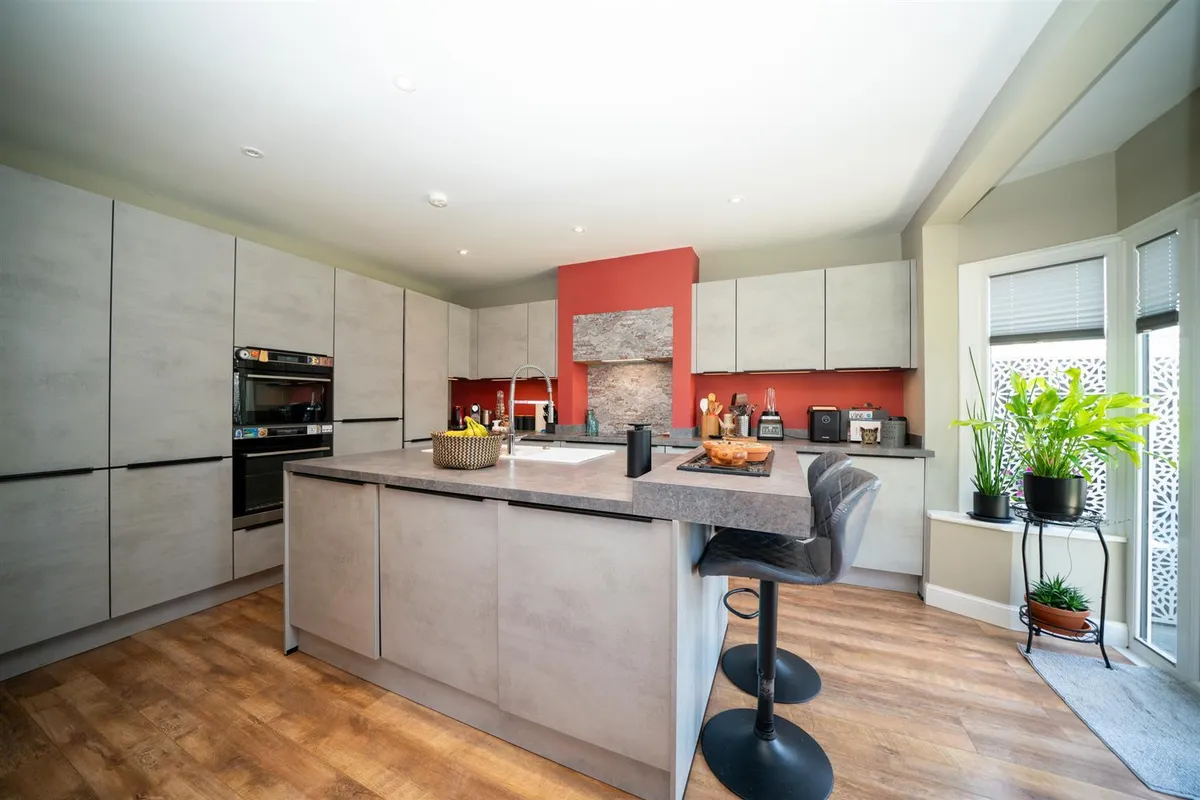Sundown Avenue, Dunstable, Bedfordshire, LU5 4AJ