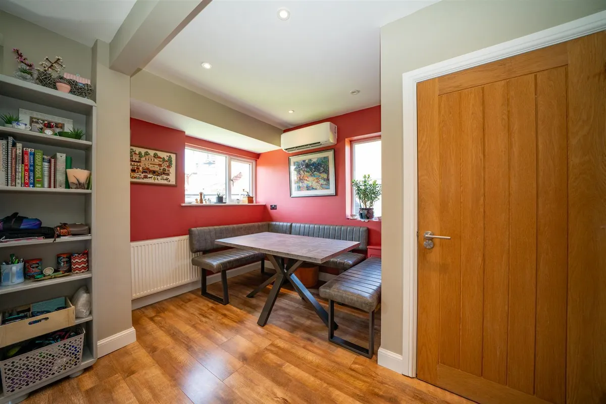 Sundown Avenue, Dunstable, Bedfordshire, LU5 4AJ