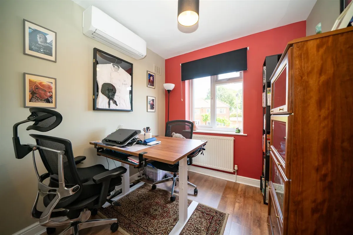 Sundown Avenue, Dunstable, Bedfordshire, LU5 4AJ