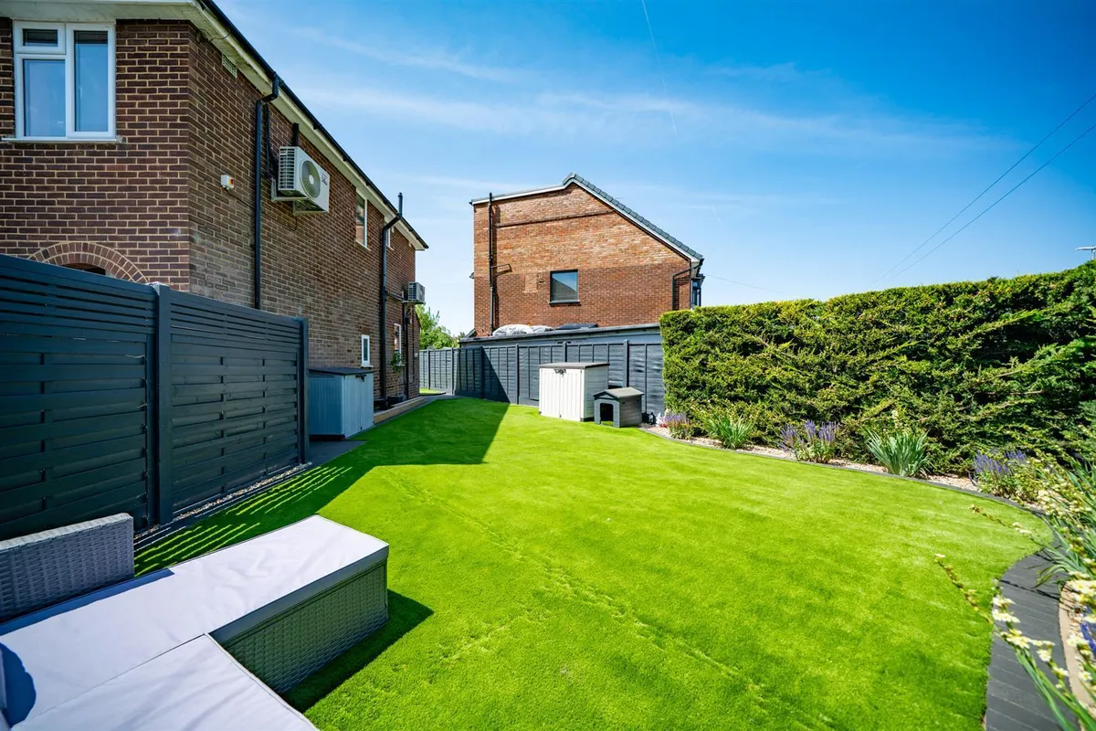 Sundown Avenue, Dunstable, Bedfordshire, LU5 4AJ