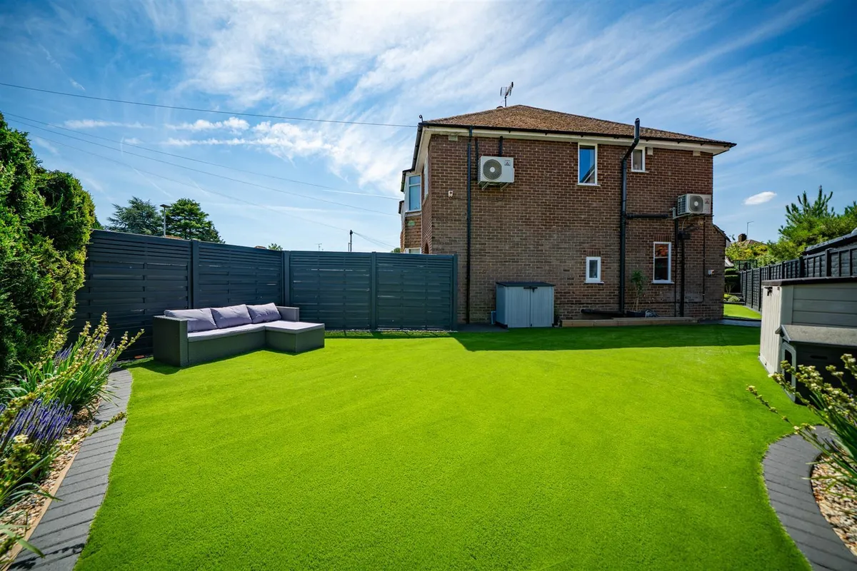 Sundown Avenue, Dunstable, Bedfordshire, LU5 4AJ