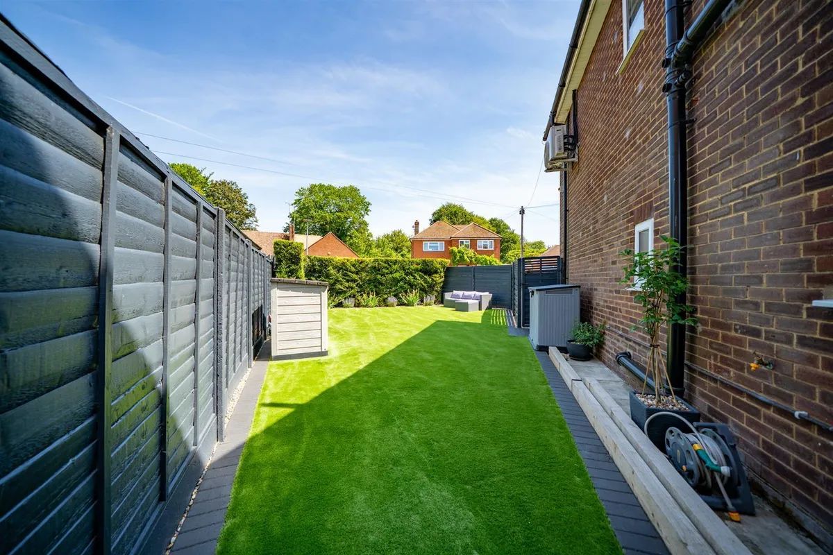 Sundown Avenue, Dunstable, Bedfordshire, LU5 4AJ