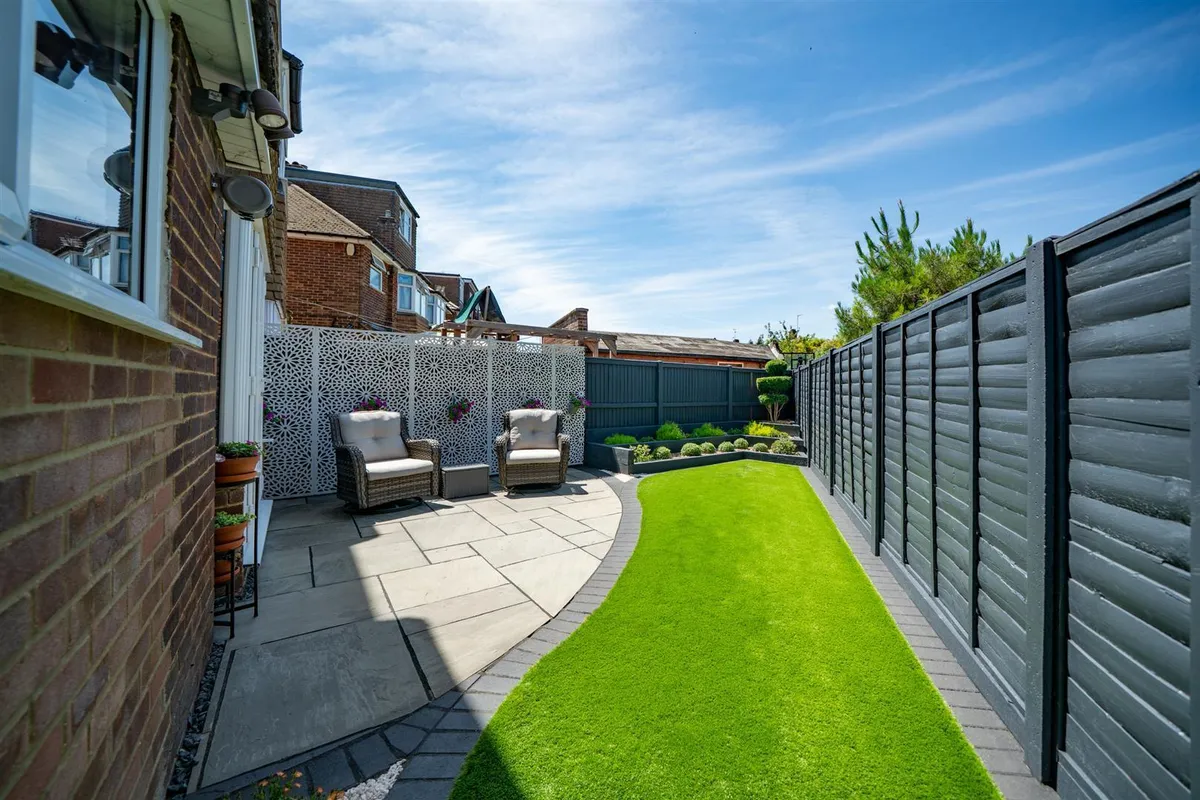 Sundown Avenue, Dunstable, Bedfordshire, LU5 4AJ